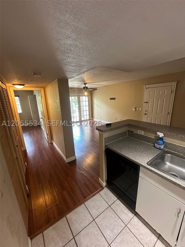 Foto del edificio - 5035 Wiles Rd