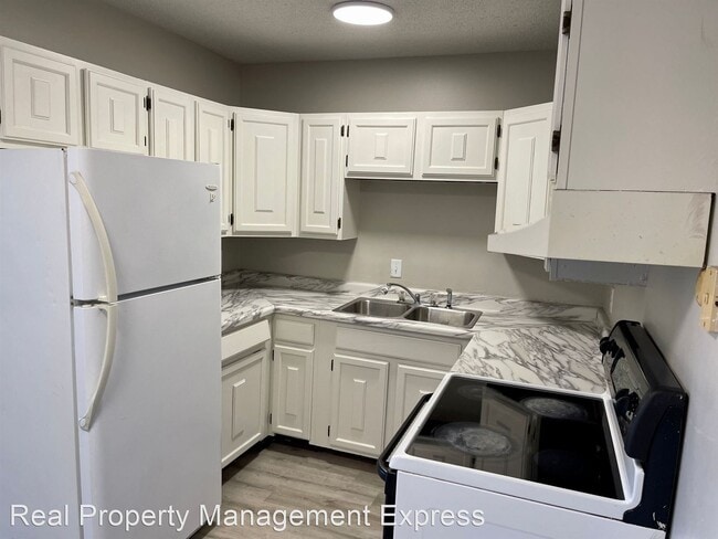 Building Photo - 2 br, 1 bath Apartment - Newly Renovated 2...