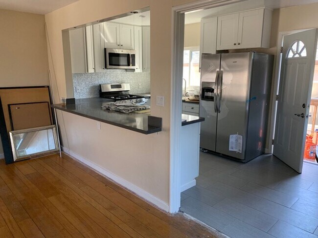 Building Photo - Epic REA-Great 1 BR/1 BA Unit in a S/S Duplex