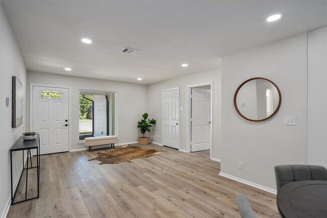 Building Photo - 8303 Briarwood Ln