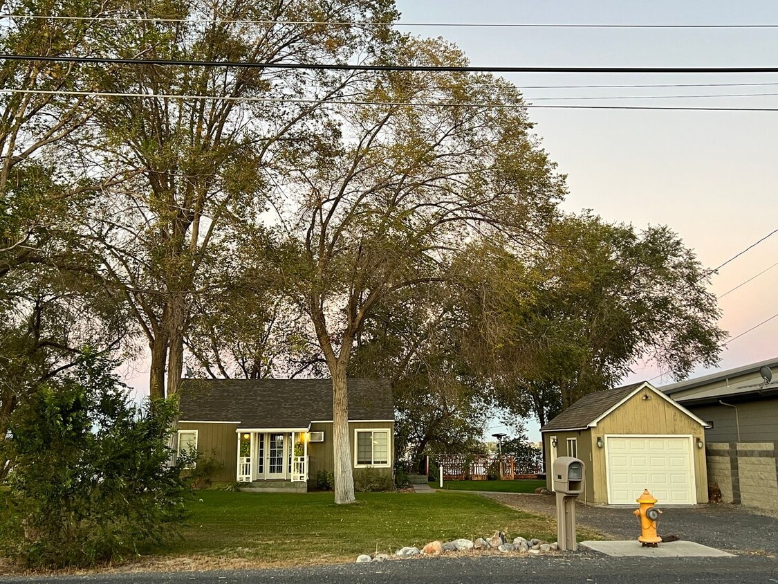 Primary Photo - Cozy Lakefront Home w/Private Dock