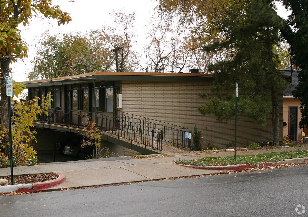 Building Photo - 277 Center St