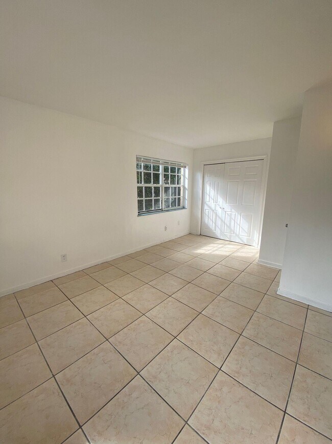 Foto del edificio - 3729 Lambert Ave