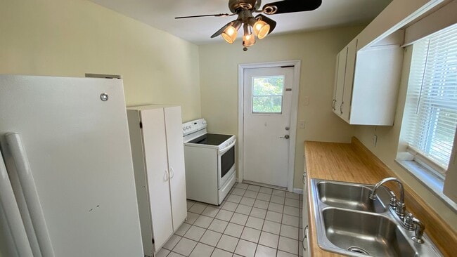Building Photo - Single Family 3 Bedroom, 1 Bath Deltona Home!