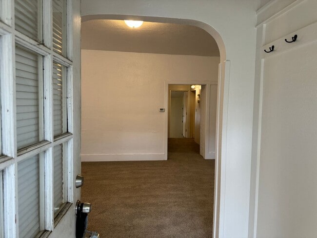 Building Photo - Large 4 bedroom, 1.5 bathroom farm house on River Rd!