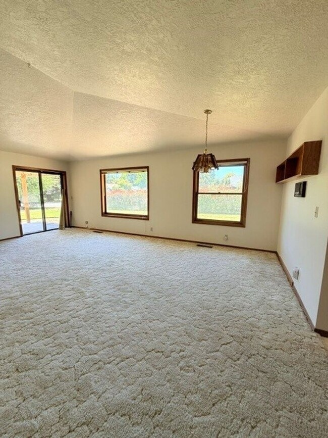 Foto del edificio - Charming 3-Bedroom Home with Garage & Lawn Care Included