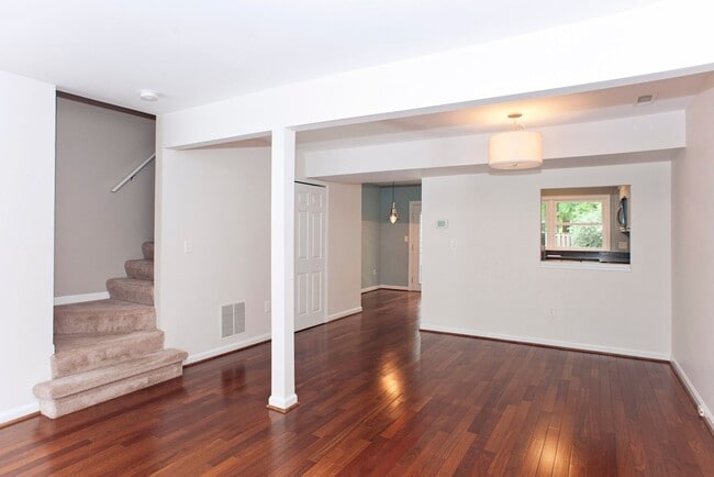 Building Photo - Coming Soon! 2 bed 2 1/2 bath townhouse in...