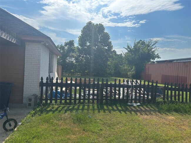 Foto del edificio - 16703 Grant Rd