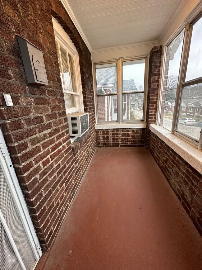 Foto del edificio - Spacious Two Bedroom One Bath Home with De...