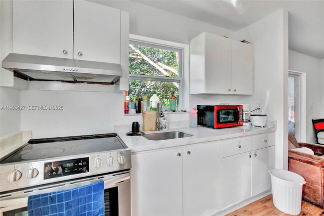 Building Photo - 458 SW 9th St