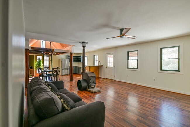 Foto del edificio - 12400 McDougal Rd