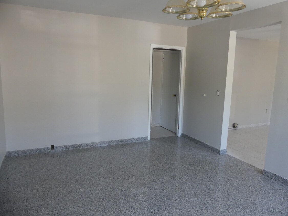 Foto principal - 1731 Cropsey Ave
