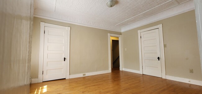 Building Photo - 22 Phillips St