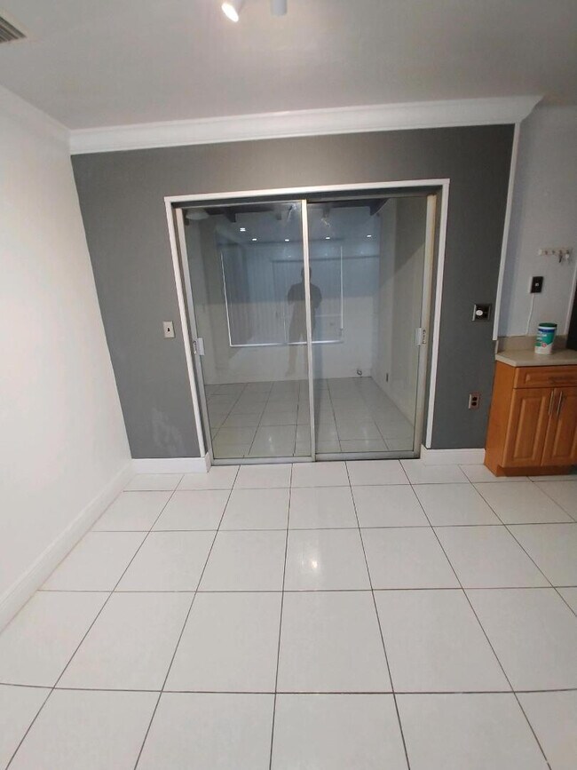 Building Photo - 2606 Alcazar Dr