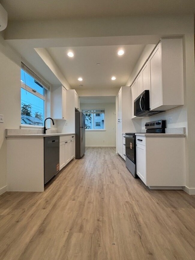 Foto del edificio - New Construction Luxury Townhomes - 352 E. Bakerview Road