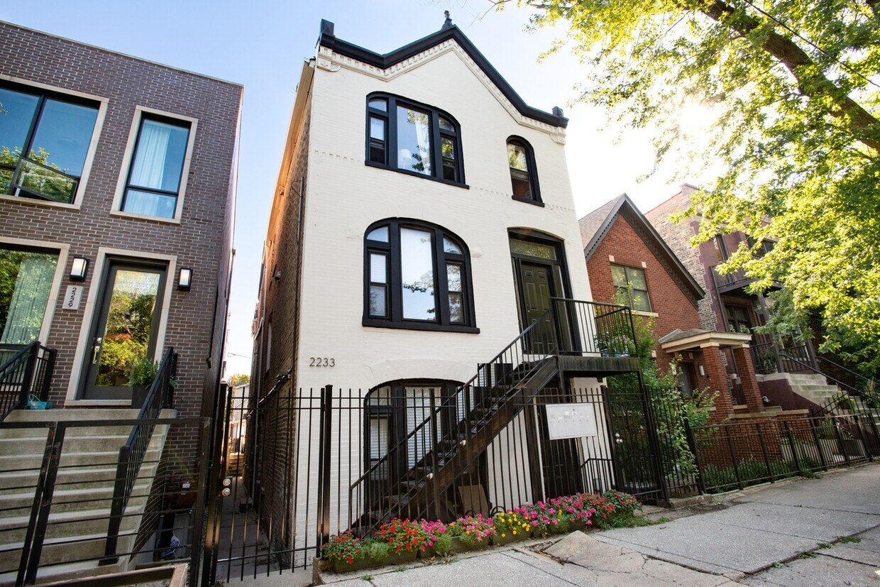 Middle level, front of building - 2233 W Shakespeare Ave