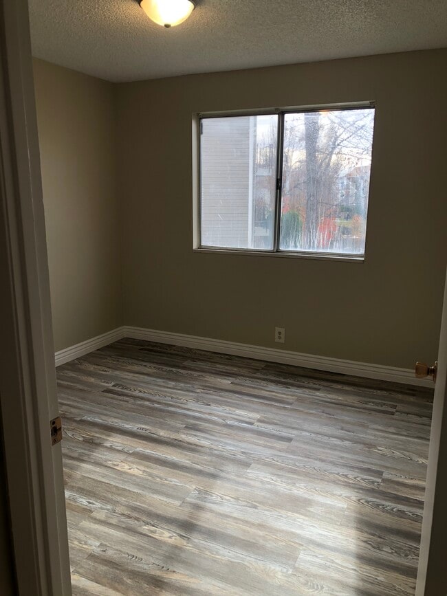 Building Photo - 1080 E Quail Park Dr