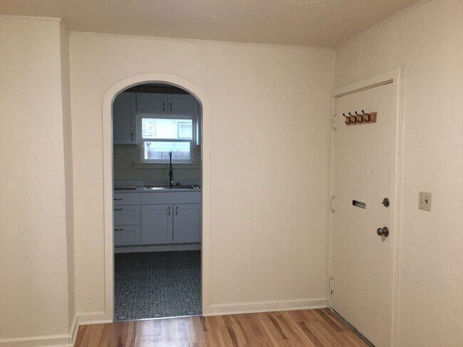 Building Photo - Adorable Cottage in Friendly Street Neighb...