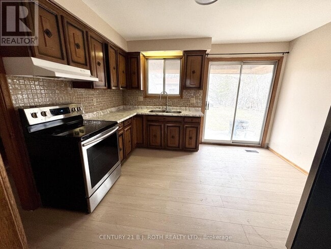 Building Photo - 915 Taunton Rd E