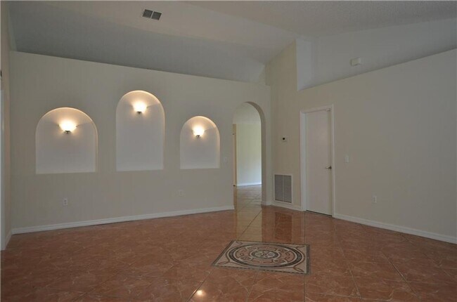 Building Photo - Available Now 3br 2b