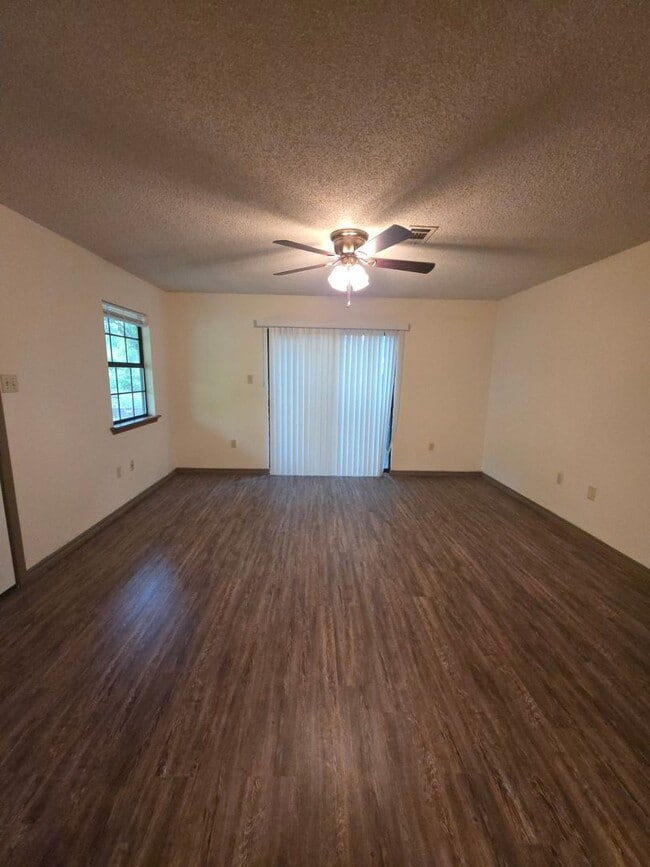 Foto del edificio - 300 N Hartford Ave