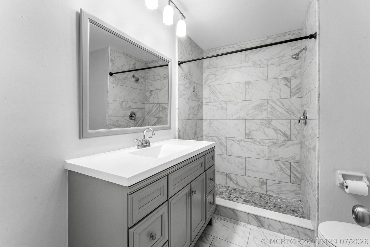Building Photo - 8388 SE Croft Cir