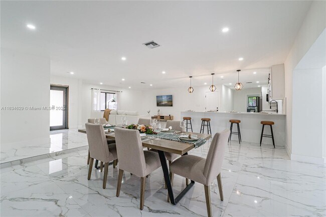Foto del edificio - 6141 SW 9th St