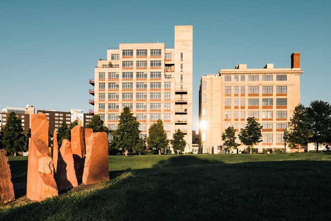 Building Photo - 2000 Little Raven St