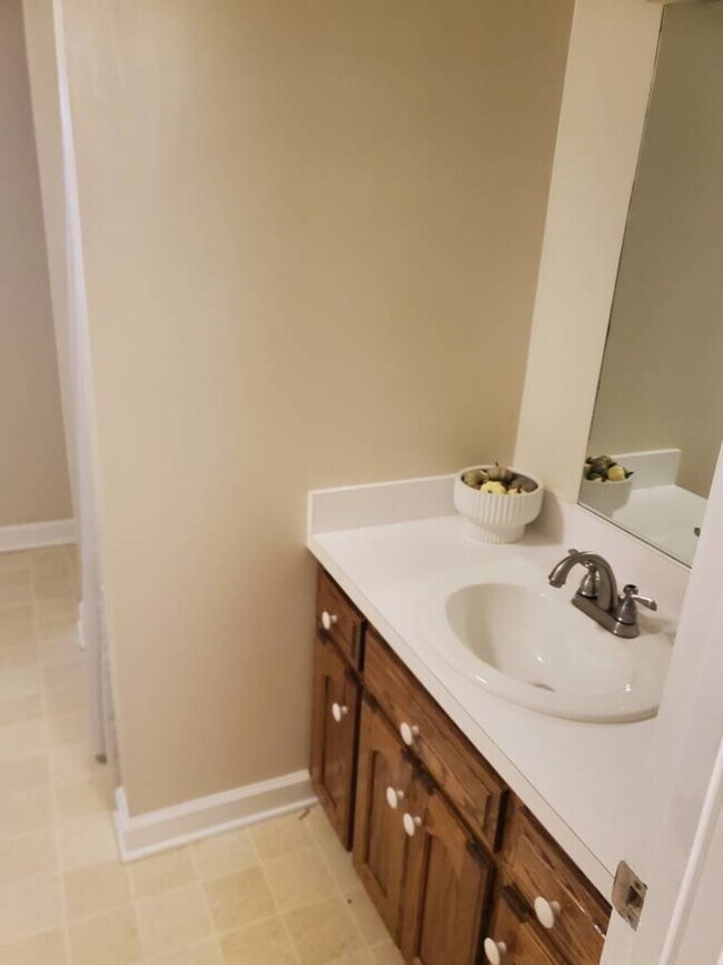 Building Photo - Basement Apartment