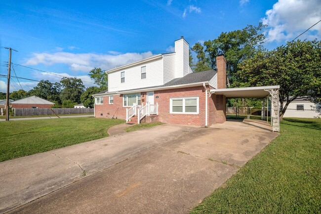 Building Photo - Spacious gem in the Foxhill neighborhood i...
