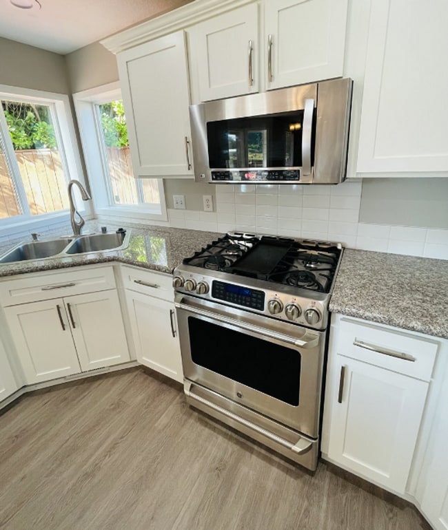 Building Photo - Spacious 4bd/2.5ba Home w/ Potential 5th B...