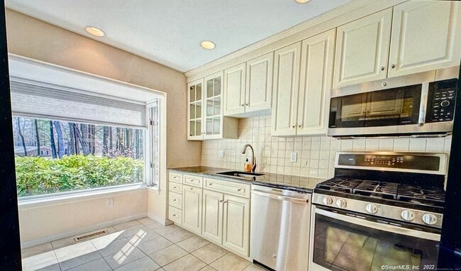 Building Photo - 136 Tunxis Village