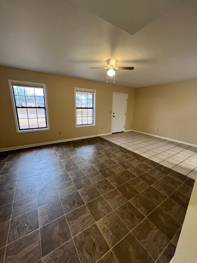 Foto del edificio - "Charming 2-Bedroom Retreat in Jonesboro – Cozy 750 Sq Ft Home Awaits!"