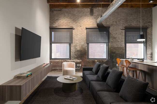 2 habitaciones, 1 baño - 1270 pies cuadrados - Sala de estar - Montvale Lofts