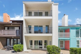 Building Photo - 2022 Lakewood Ct