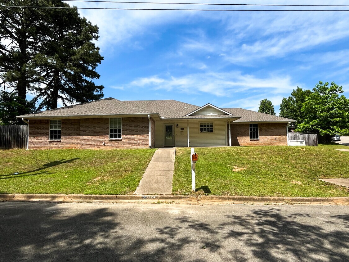 Primary Photo - 500 W Sunnyside Dr