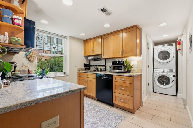 Foto del edificio - Beautiful apartment less than 1 mile from Brightleaf Square! Utilities Included!
