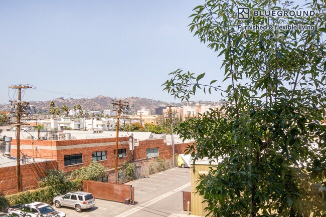 Foto del edificio - 6677 Santa Monica Blvd