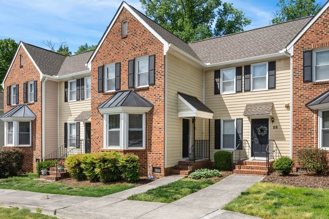 Sunlit Downing Creek townhome with private deck, open layout, and easy access to Duke, UNC, and RTP. - Sunlit Downing Creek townhome with private deck, open layout, and easy access to Duke, UNC, and RTP.
