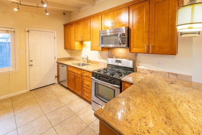 Building Photo - Beautiful 3 bedroom, 2 bath home in Shore ...