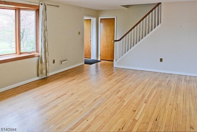Foto del edificio - 295 Brooklake Rd