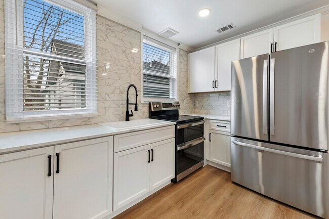 Foto del edificio - 711 W 44th St