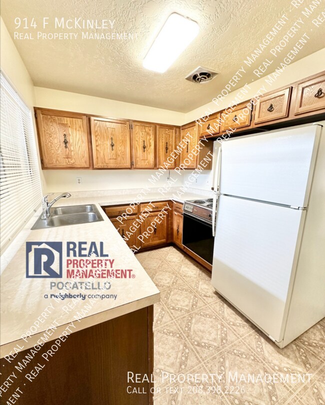 Building Photo - 2 bed 1.5 bath townhome - Covered parking