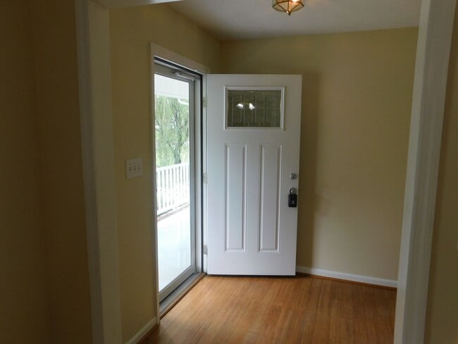Building Photo - 102 Meadowbrook Dr