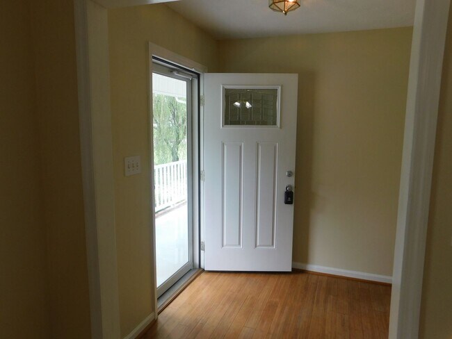Foto del edificio - 102 Meadowbrook Dr