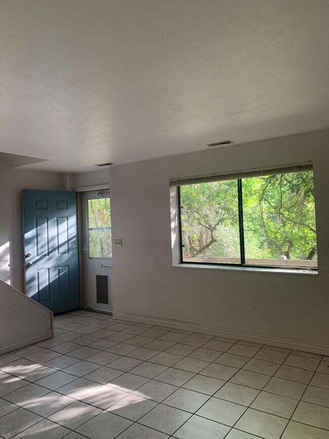 Foto del edificio - 4748 Burch Creek Dr