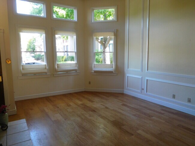 Building Photo - AVAILABLE AUGUST - Windermere Village Town...