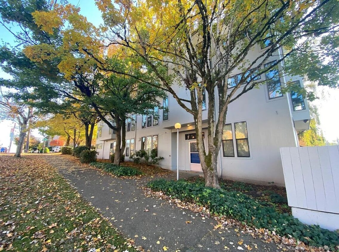 Building Photo - Capitol Crest