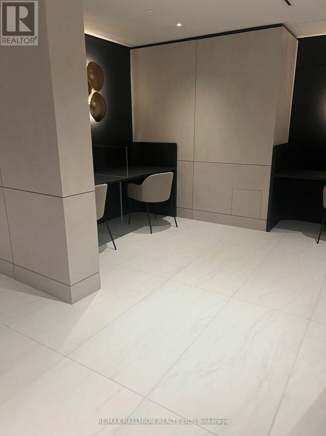 Photo du bâtiment - 30 Upper Mall Wy