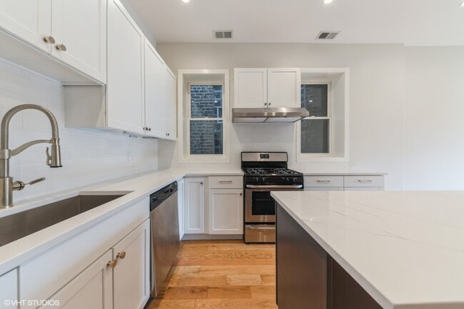 Building Photo - 2370 N Elston Ave